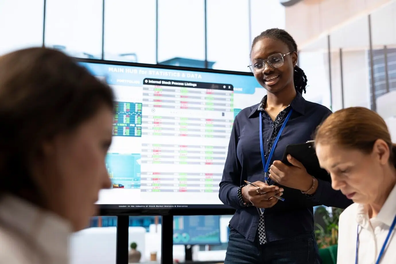 El director financiero presenta datos sobre fondos de capital y sobre ingresos mediante infografías.