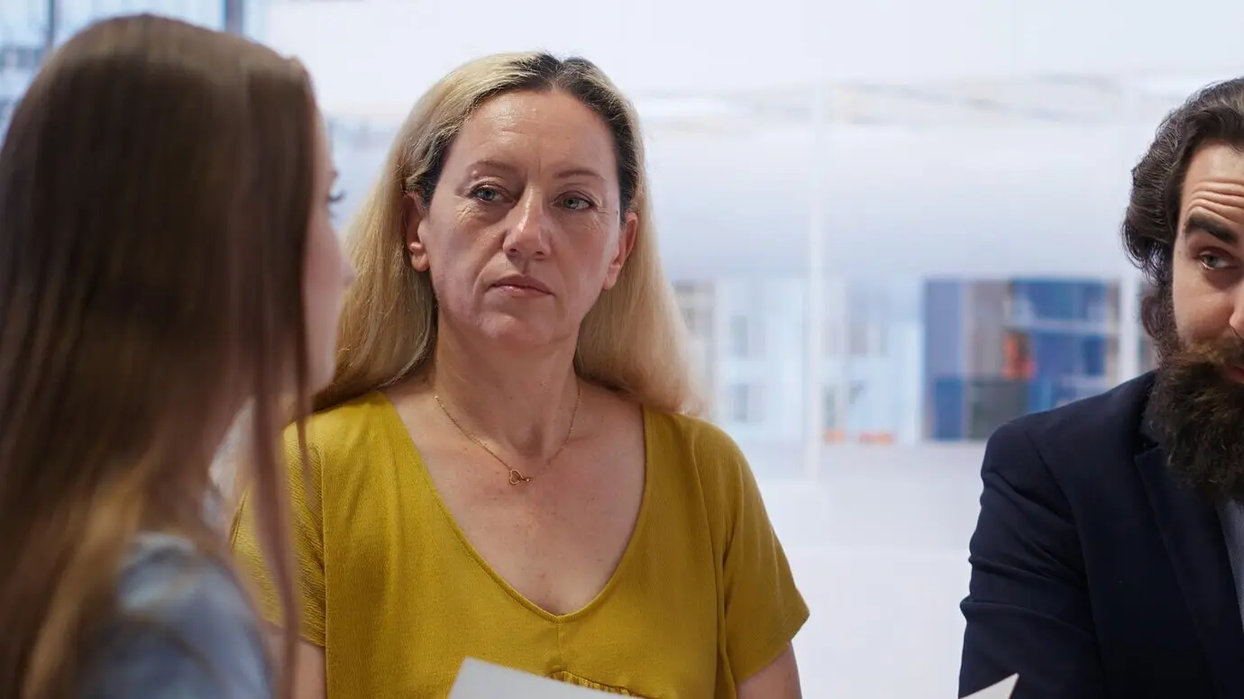 Asesor financiero hablando con clientes sobre la importancia de presupuestar.